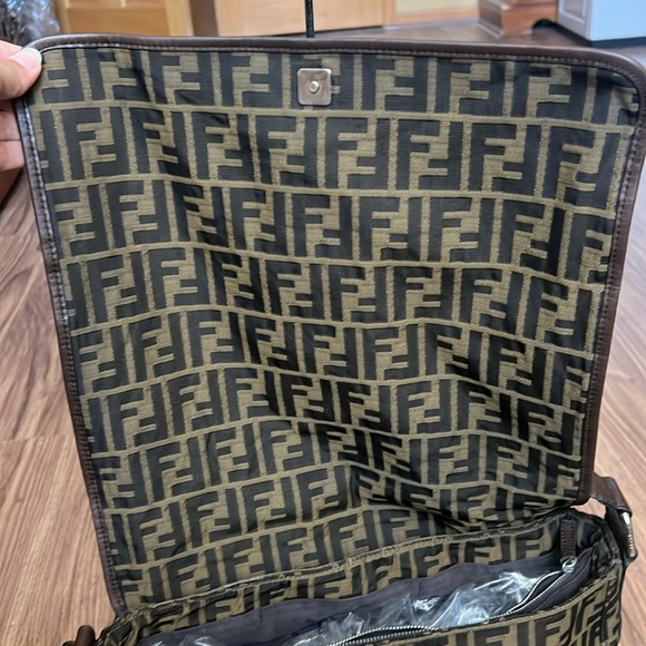 A159- ๐ฏ % authentic Fendi crossbody bag - Picture 10 of 16